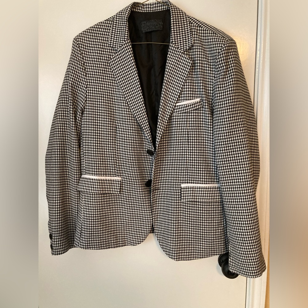 Black and white houndstooth blazer